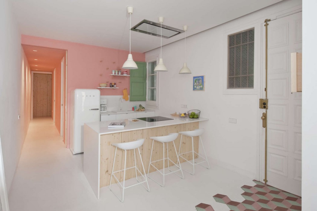 In dit super leuke appartement is een half open keuken gecreëerd met een mooi schiereiland keuken bar en mooie witte barkrukken.