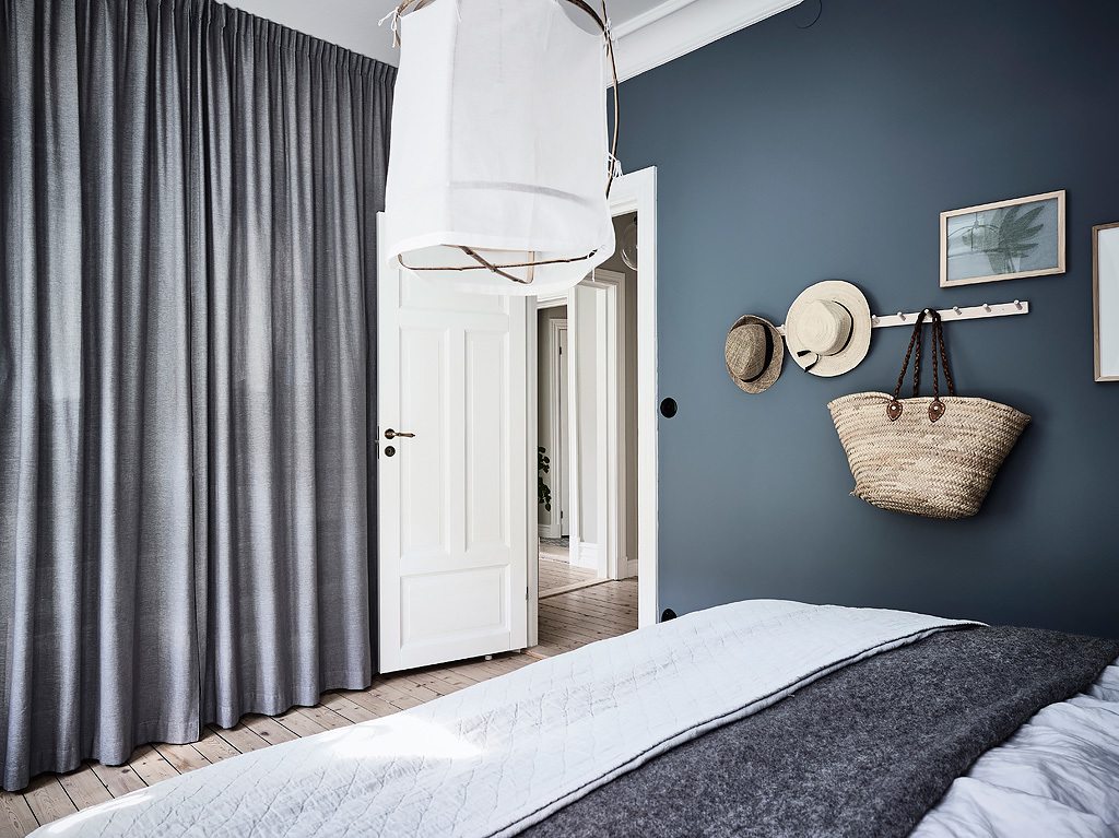 Ouderling Definitie klassiek In deze mooie slaapkamer zijn gordijnen opgehangen vóór de open kledingkast  | Inrichting-huis.com