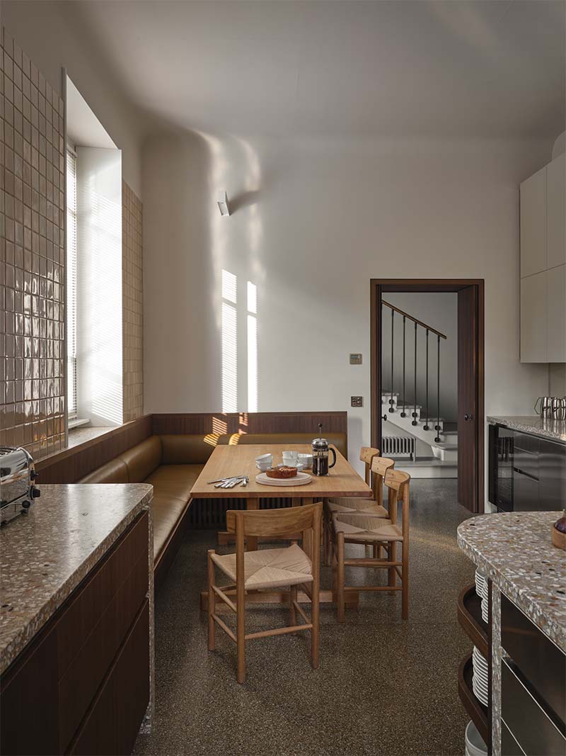 De villa beschikt over een volledig uitgeruste keuken met een informele eethoek voor een ontspannen ontbijt. Stukken hier zijn onder meer de Nikari Linea Perch-kruk en een door Borge Morgensen ontworpen eettafel en J39-stoelen voor Fredericia.