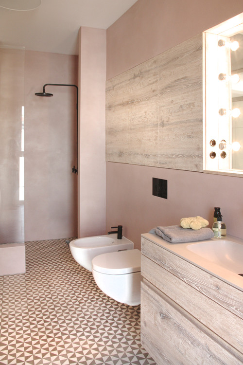 Moderne badkamer met roze muren en zwarte details