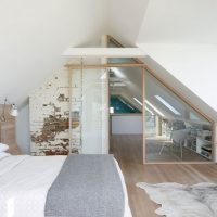 Zolder slaapkamer met dakkapel
