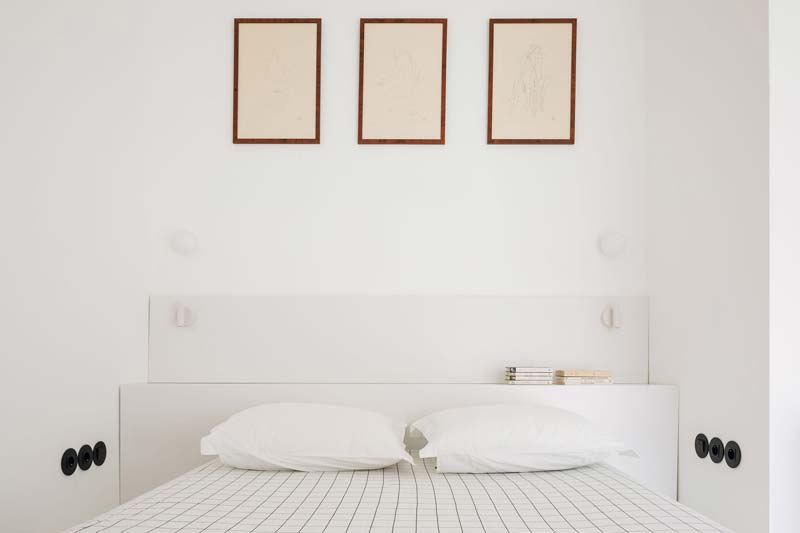 Muurtje achter bed minimalistische slaapkamer