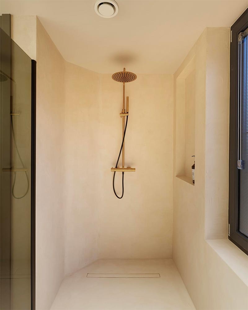 In deze prachtige douche is er gekozen voor BetonSurTon van Stucatelier, wat prachtig staat bij de zwarte en gouden accenten.
