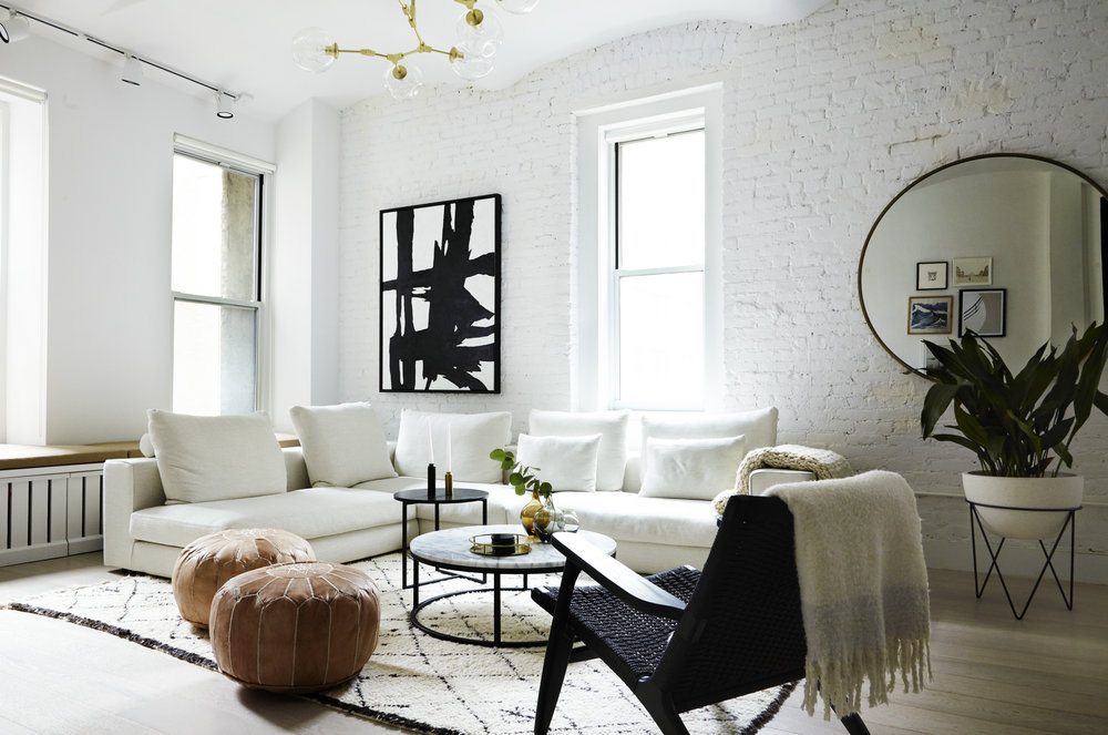 Deze New Yorkse loft woonkamer is ingericht in een mooie Scandinavische stijl