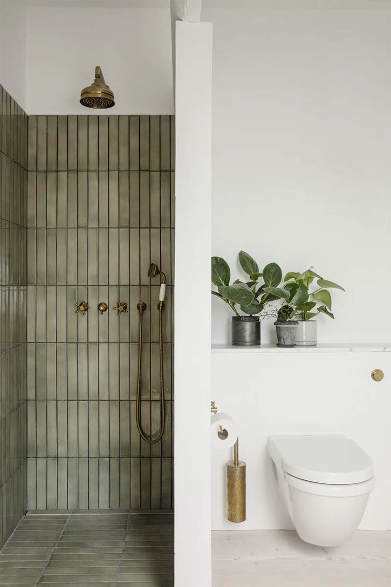olijfgroene tegels in badkamer