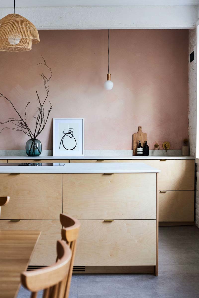 oud roze kalkverf keuken achterwand