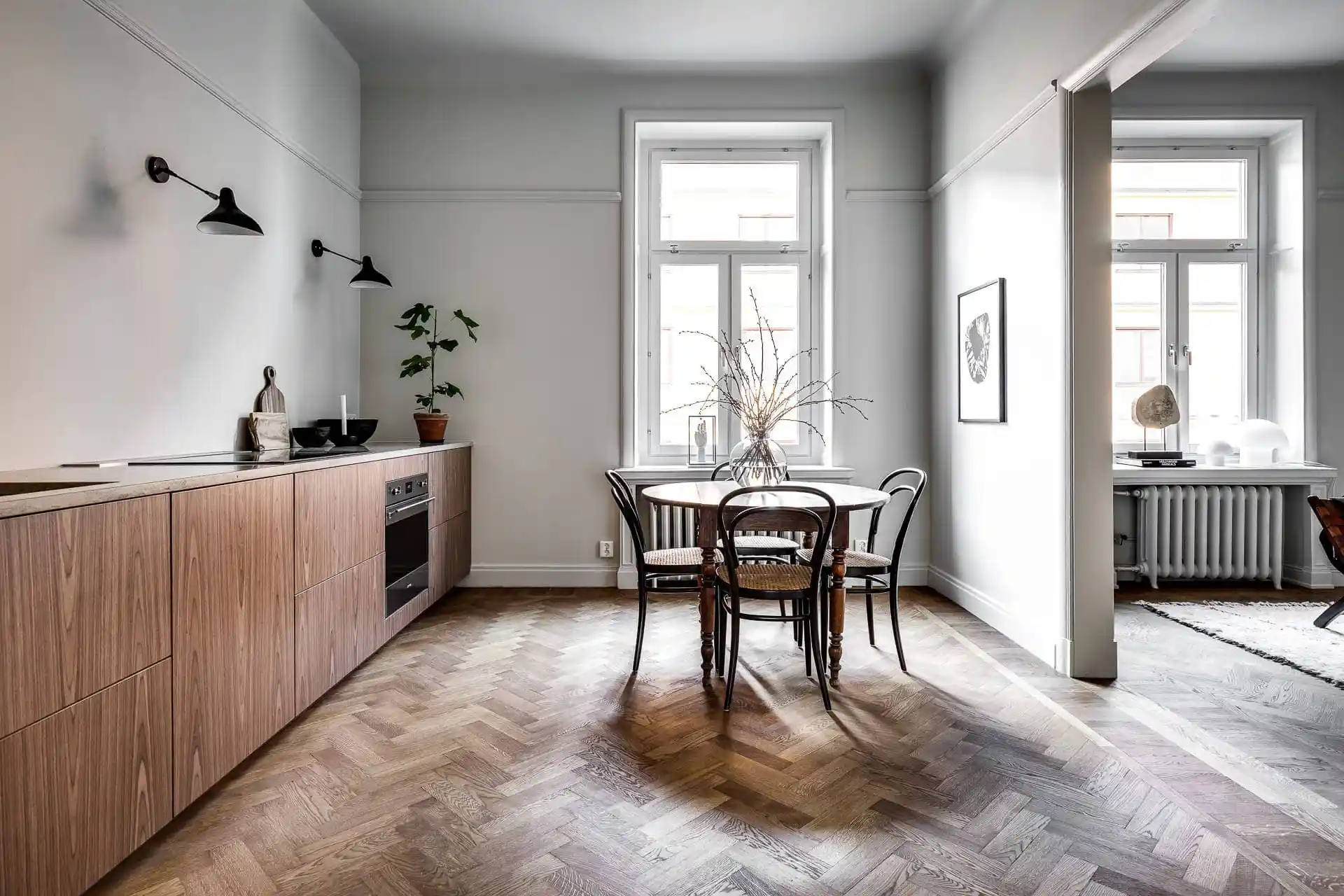 Een oude houten vloer kan je op een hele mooie manier uitbreiden, zoals hier te zien van de woonkamer naar de keuken.