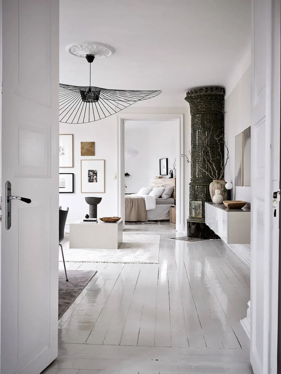 Een Scandinavisch wit interieur met een wit geverfde houten vloer.