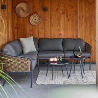Wil je juist in de schaduw zitten? Dan kan je achterin natuurlijk ook kiezen voor een overdekte loungehoek.