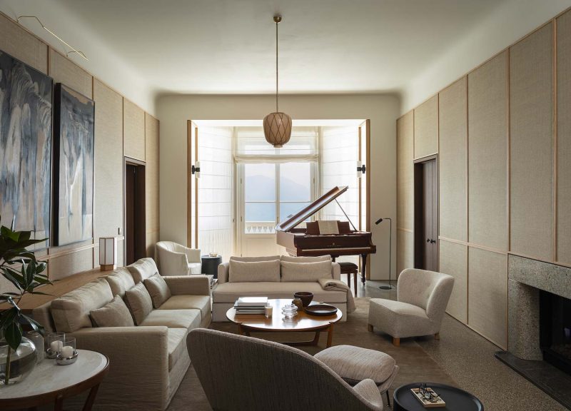 In de pianokamer vind je opmerkelijke stukken, zoals de in opdracht gemaakt kunstwerk van Eric Chan, een Carl Westman-lantaarn uit de jaren 1920, de Flexform Doralice-fauteuil, Knoll Saarinen Womb-stoel en een op maat ontworpen bank.