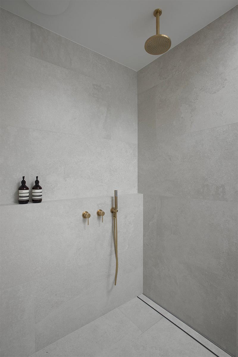 Een muurtje biedt over het algemeen de meeste plek voor meerdere spullen in de douche. | Bron: Zephyrandstone.com.au