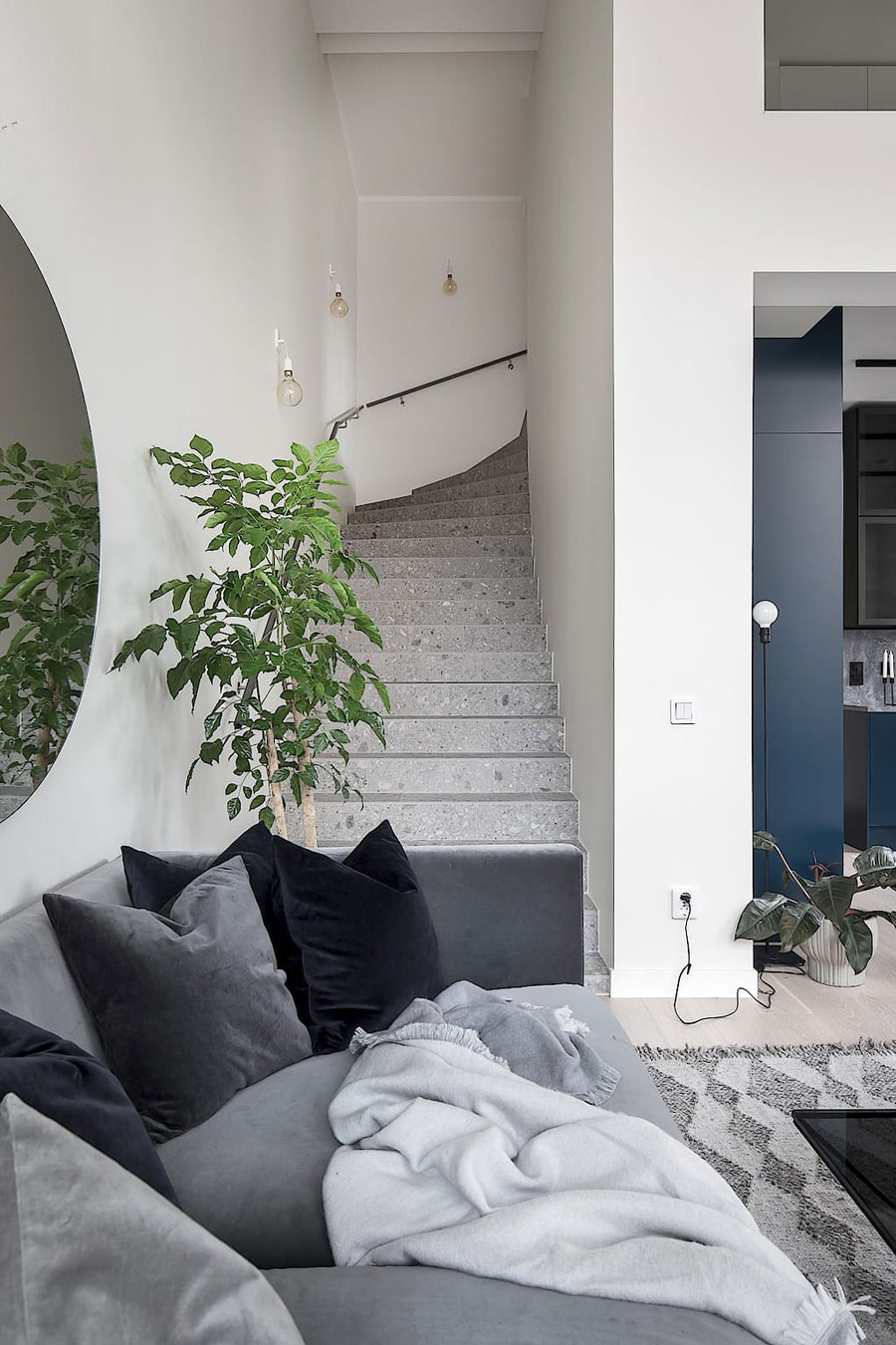 In dit mooie appartement is er gekozen voor een PVC trapbekleding met een terrazzo look, die super mooi staat bij de houten vloer en de strakke witte wanden.