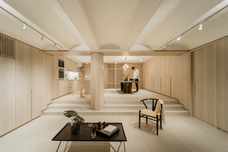 Dit is het super mooie Three Stages for Air Apartment, ontworpen door Pencil Office. Witte opbouwspots in de keuken zijn gecombineerd met minimalistische witte railverlichting in de woonkamer.
