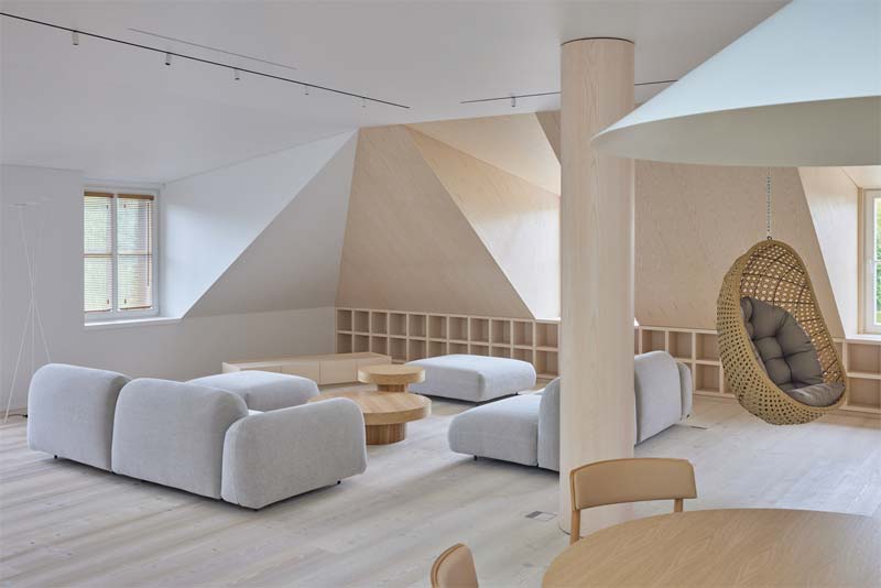 In dit moderne appartement, ontworpen door HEIMA architects, is er gekozen voor railverlichting die in het plafond is verwerkt.