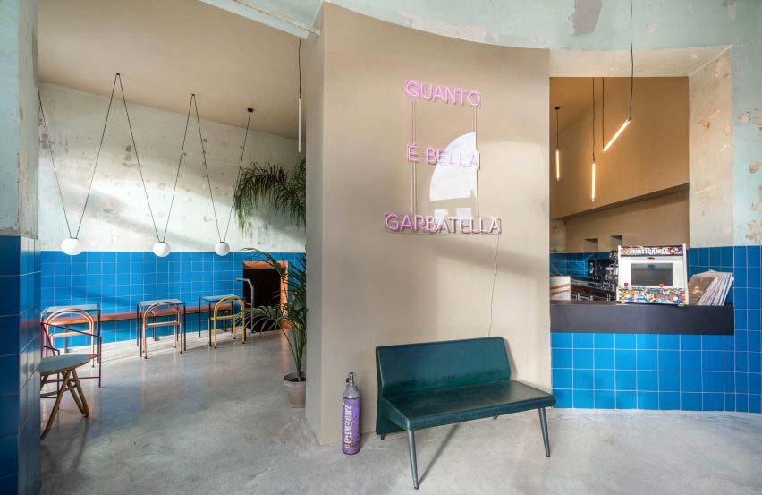 Studio Tamat heeft een super leuk en stoer retro interieur gecreeerd voor restaurant Tre De Tutto in Rome