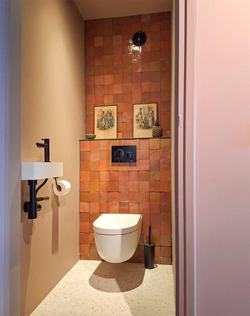 Dit is het super mooie toilet van Annelies, die rode Marokkaanse Zelliges tegels aan de achterste wand combineerde met witte terrazzo en vloertegels en strak gestuukte wanden. Beide soorten tegels zijn verkrijgbaar bij Designtegels.nl.