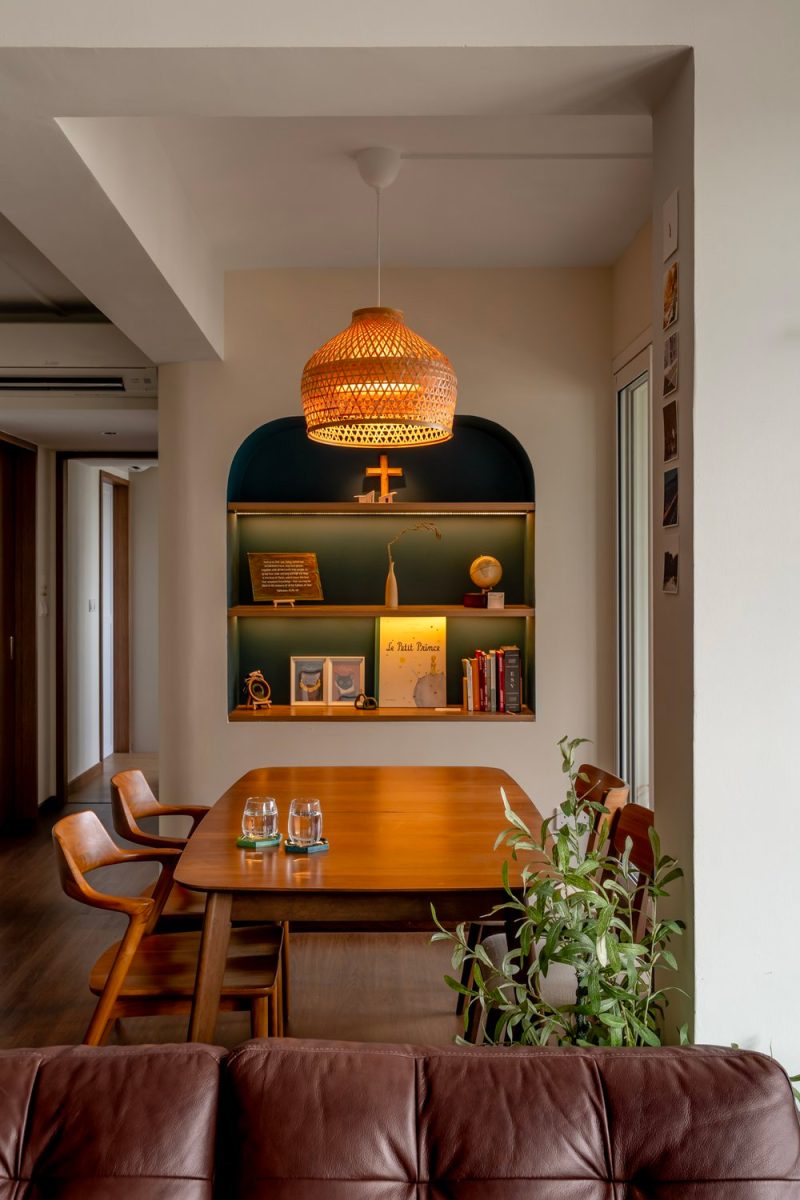Ontwerper Kelly Lim heeft dit interieur ontworpen met een mooie ronde hoek voor de muur in de eethoek. | Fotografie: Mae Neo
