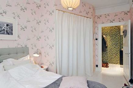 Roze bloemenbehang in de slaapkamer