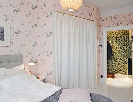 Roze bloemenbehang in de slaapkamer