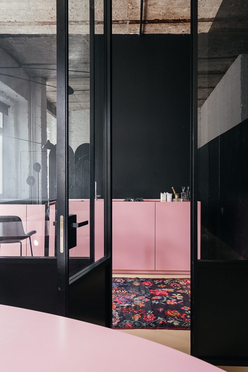 Roze keuken en zwarte muren