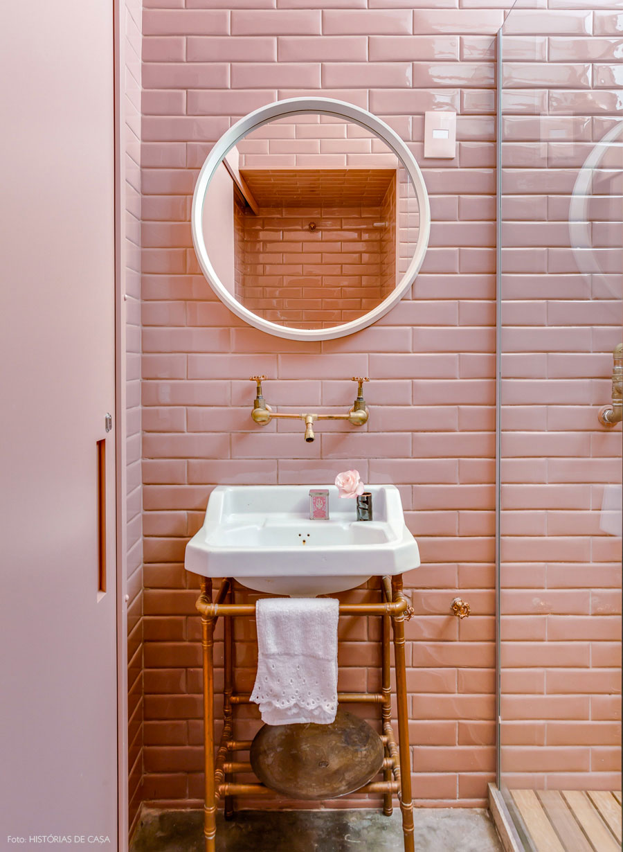 roze metro tegels badkamer