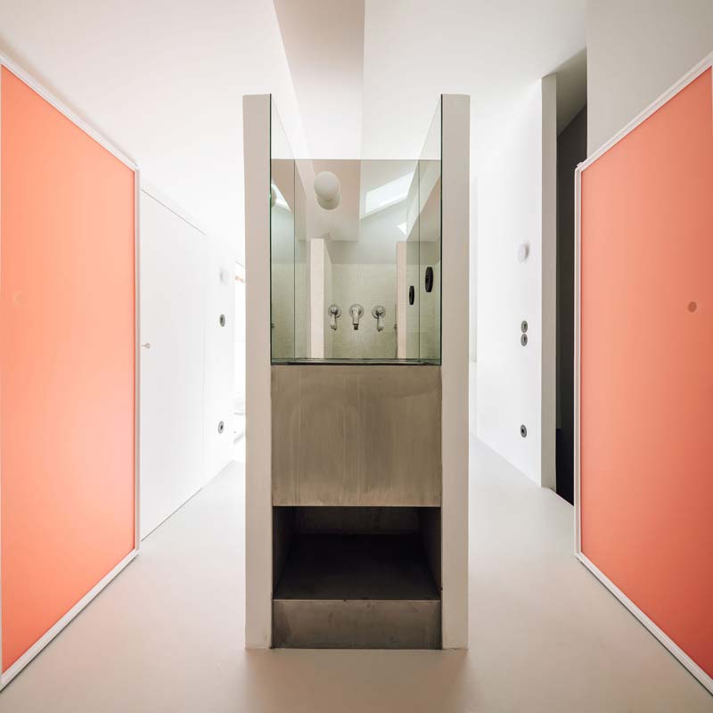 Roze wanden badkamer