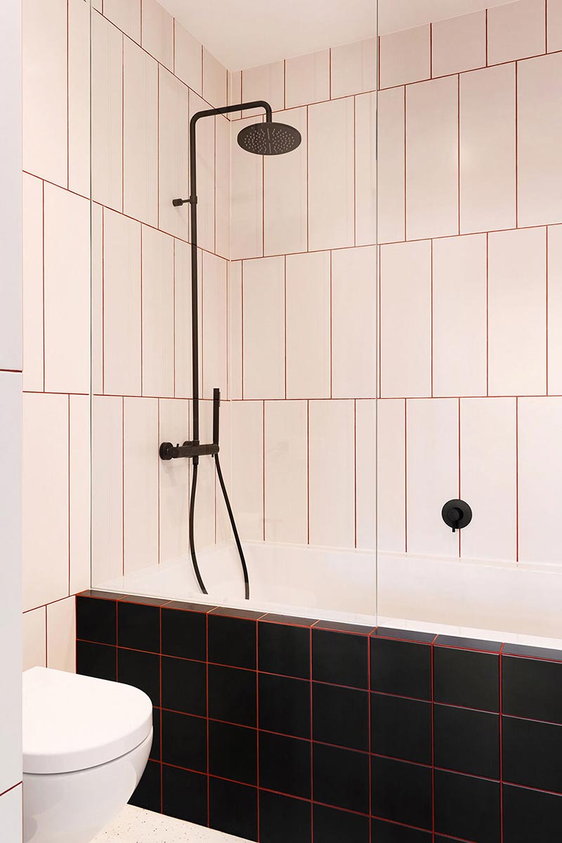 roze zwarte tegels badkamer