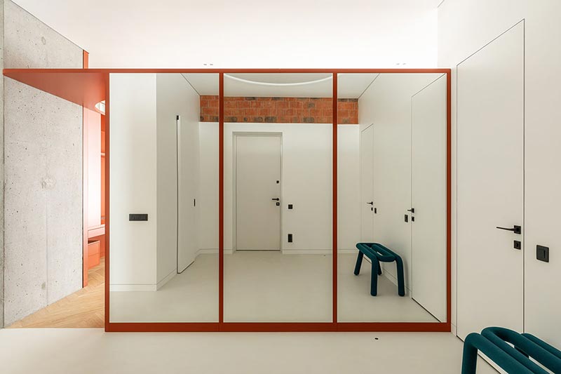 ruime hal spiegelwand