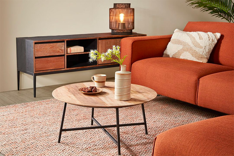 De SAWA ronde salontafel combineert een houten werkblad met een stalen onderstel.