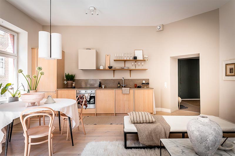 Natuurlijke materialen en zachte texturen vormen de perfecte combinatie in dit Scandinavisch appartement.
