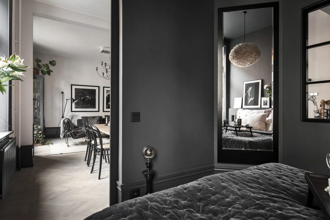 Scandinavische slaapkamer met zwarte muren