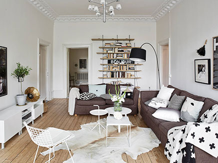 Scandinavische woonkamer met authentieke nieuwe details