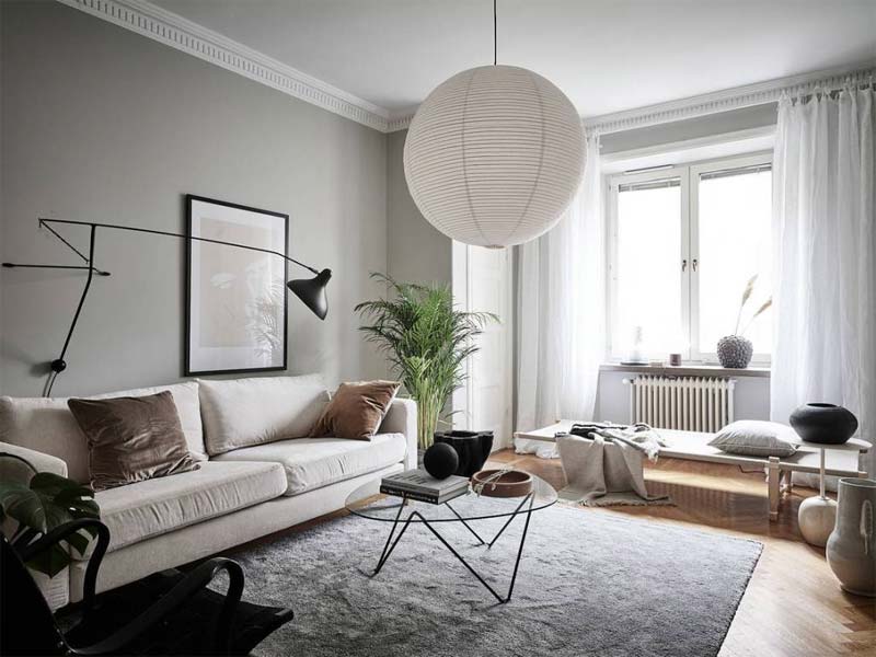 Ook in deze mooie Scandinavische woonkamer steelt de Gubi Pedrera salontafel met zwart onderstel de show!