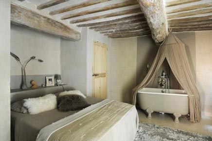 Serene slaapkamer met bad op pootjes
