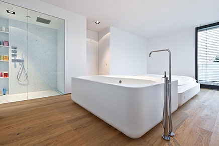 Slaapkamer badkamer combinatie in modern appartement