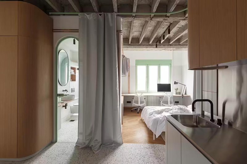 In de slaapkamer is een werkplek ingericht bij het raam - het is tevens de enige ruimte met een houten vloer.