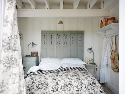Slaapkamer van romantisch strandhuisje