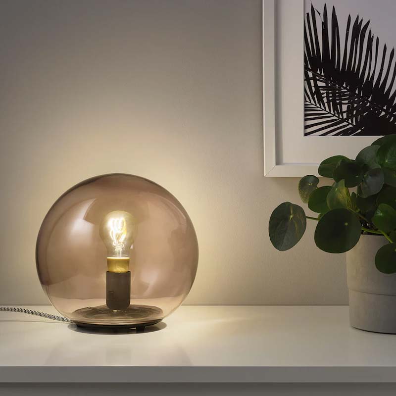 Slimme lichtbron die draadloos gedimd kan worden om thuis de juiste stemming te creëren. Doet tegelijkertijd denken aan oude lampen met een gloeidraad, getint helder glas en een warm schijnsel dat voor sfeer zorgt.