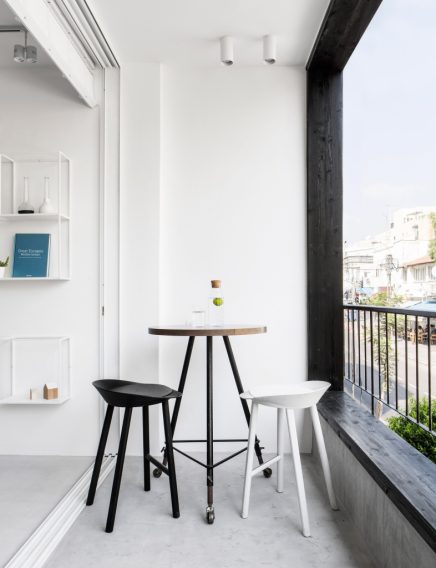 Smal lang appartement met een wit modern interieur