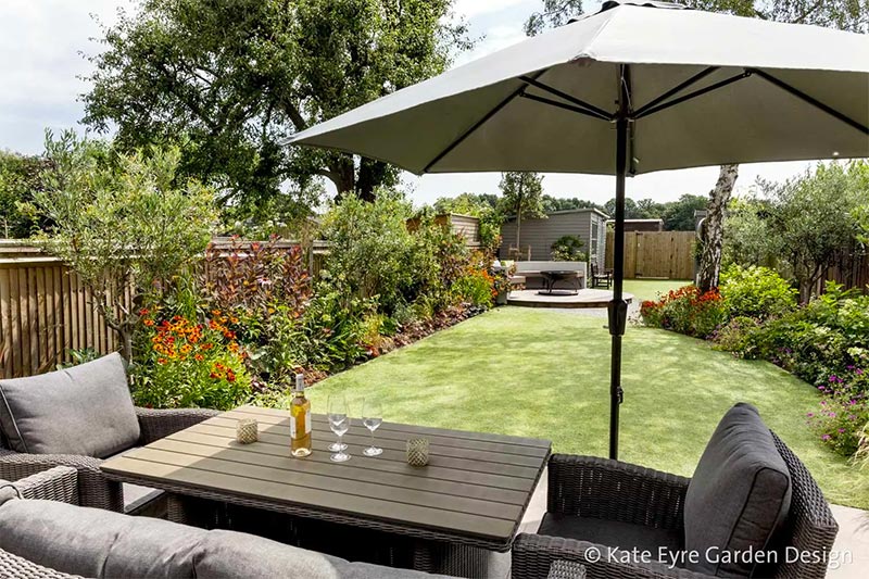 smalle diepe tuin eethoek parasol
