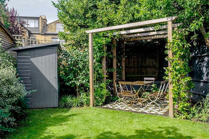 smalle diepe tuin eethoek pergola