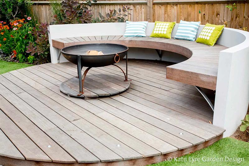 smalle diepe tuin loungehoek vlonders bank