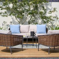 Heb je voorin de tuin vooral schaduw, dan kan het een goed idee zijn om de loungehoek achterin de tuin in te richten, waar vaak wel meer zon is.