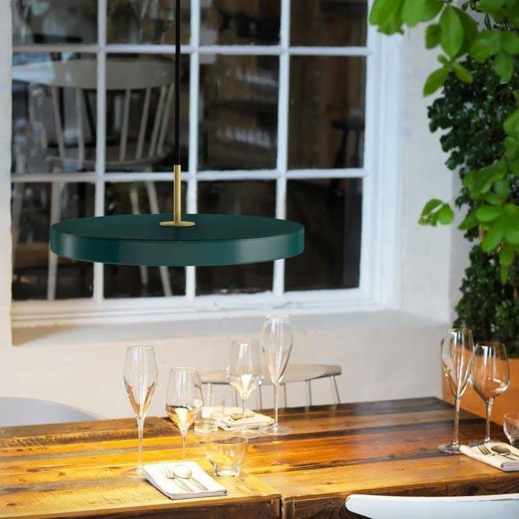 smaragdgroene hanglamp boven eettafel