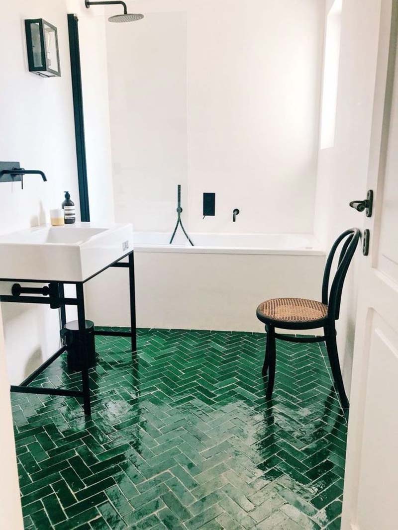 smaragdgroene vloertegels badkamer