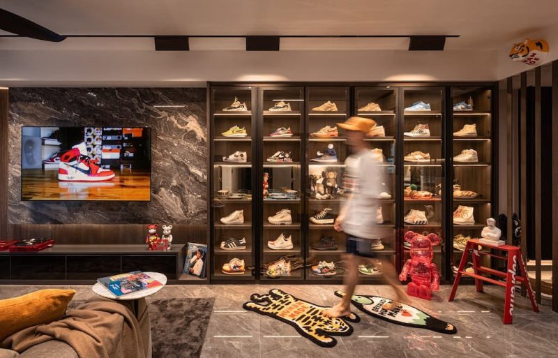 sneakerhead glazen schoenenkast woonkamer