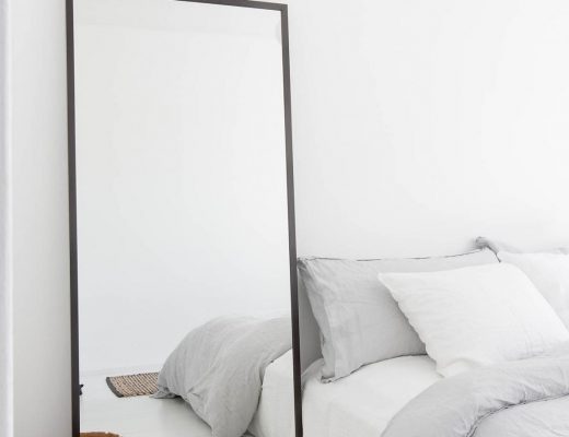 Spiegel naast bed