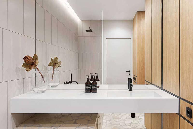 spiegelwand moderne badkamer
