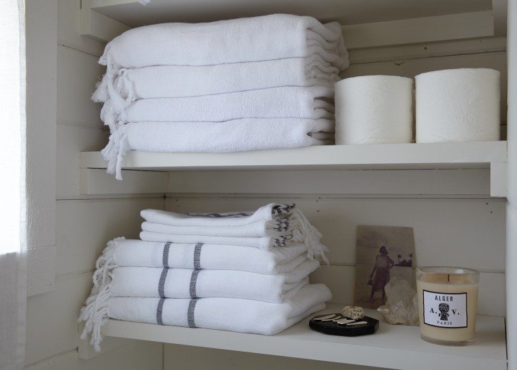 stapels-handdoeken-planken-badkamer