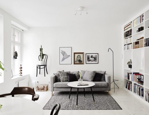 Stoel als wandplank aan de muur